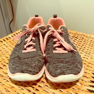 Ladies Skecher sneaker